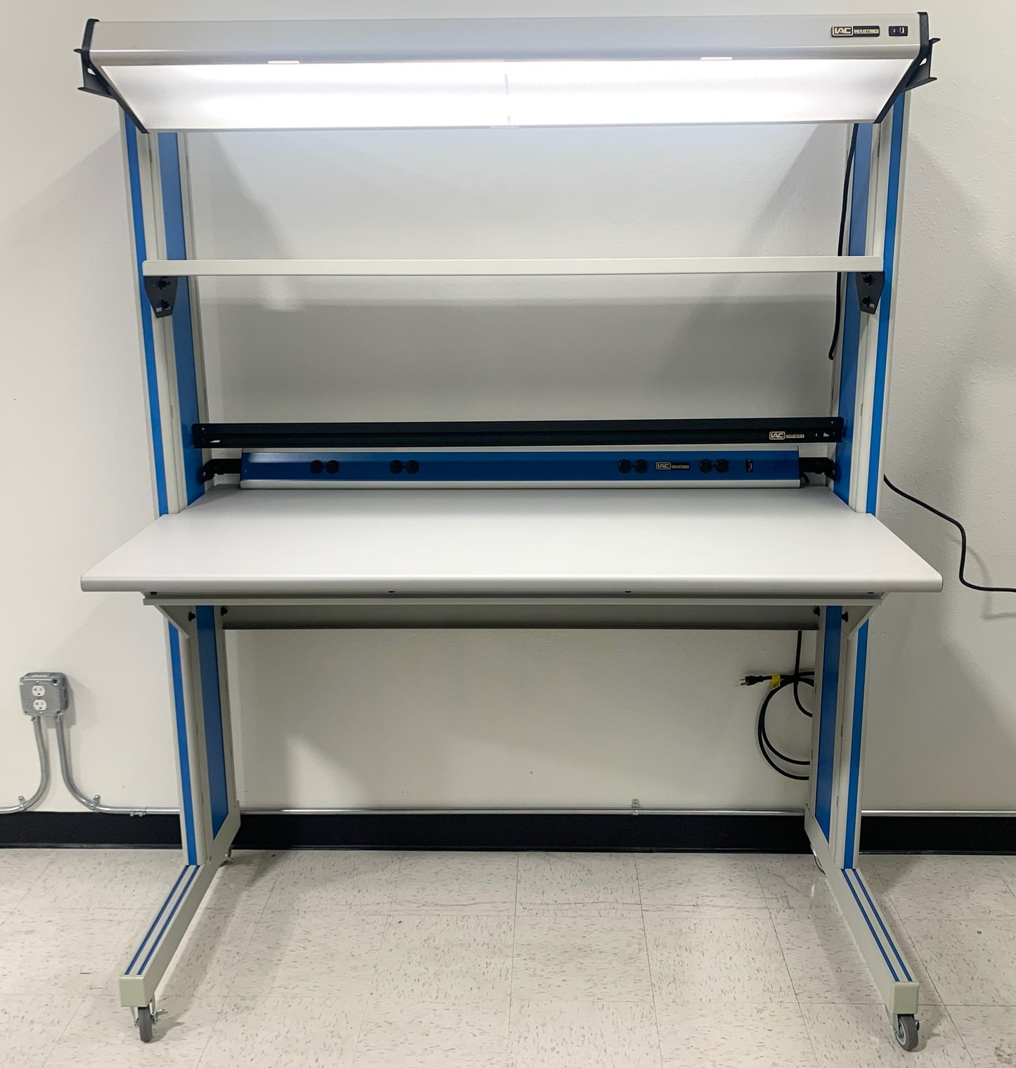 LAB TABLE W/ LIGHT FIXTURE, IAC